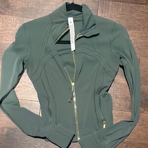 lululemon athletica Women's cropped define Jacket in green with Gold Accents
